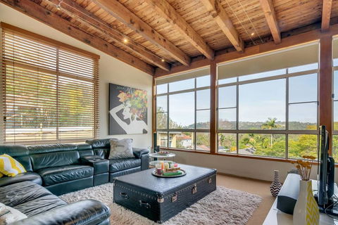 STYLISH & RELAXED LAKE HOME // NARRABEEN - Australian Directory 2