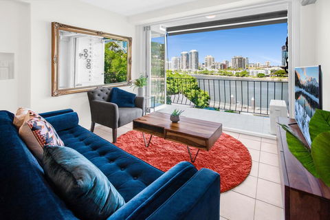 Stylish 2-Bed Apartment With Sweeping River Views - Australian Directory 1