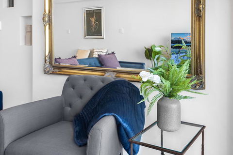 Stylish 2-Bed Apartment With Sweeping River Views - Australian Directory 3