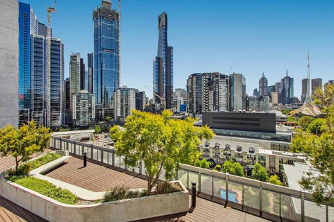 Stylish 2BR 2BT Apt With Bay Views, Secure Parking, Netflix, Gym Pool And Wine - Australian Directory 3