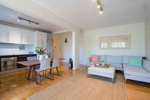 Stylish And Spacious Beach Apartment - Australian Directory 0