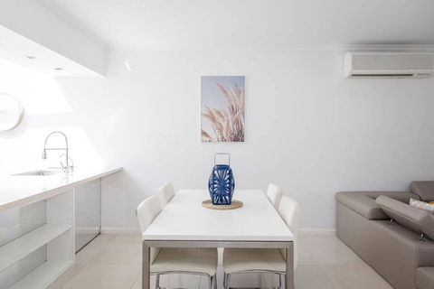 Stylish Executive Apartment With Balcony - Australian Directory 3