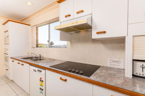 Stylish Unit Opposite Foreshore - Sylvan Beach Esp, Bellara - Australian Directory 2