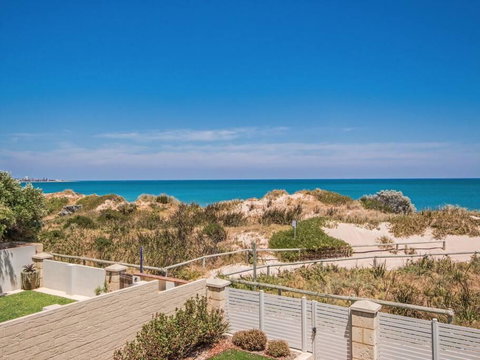 Surf And Sun In Silver Sands - Australian Directory 2