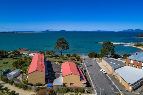 SWANSEA VILLAS - Australian Directory 1