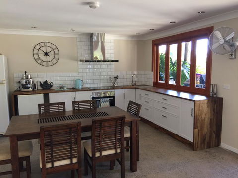 TAKURA HEIGHTS Modern Country Apartment With Pool Access - Australian Directory 0