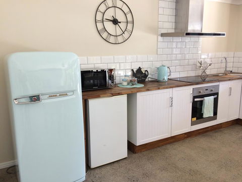 TAKURA HEIGHTS Modern Country Apartment With Pool Access - Australian Directory 3