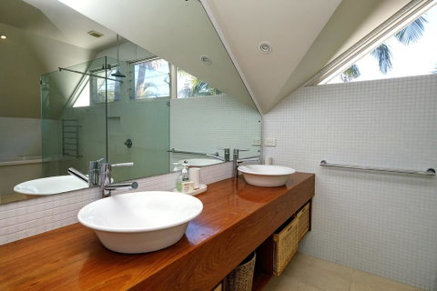 THE BEACH HOUSE - Australian Directory 0
