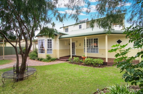 The Beach Retreat - Australian Directory 2