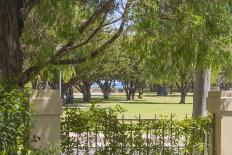 The Beach Retreat - Australian Directory 0