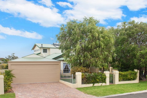 The Beach Retreat - Australian Directory 1