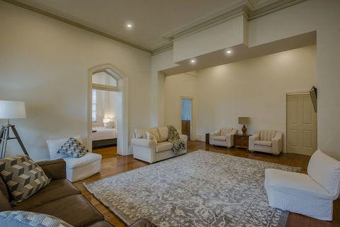 Roxburgh House Apartments - Australian Directory 14