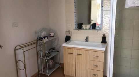 Oatlands Retreat - Australian Directory 9