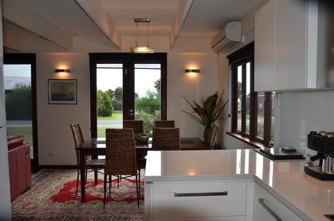Yolla Beach House - Australian Directory 2