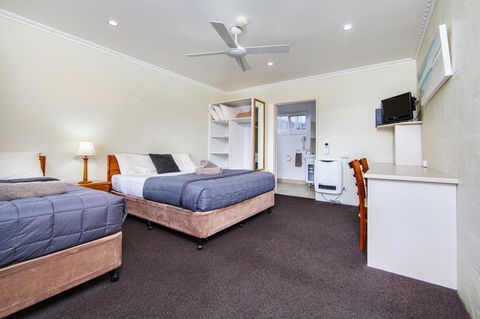 Wintersun Gardens Motel - Australian Directory 39