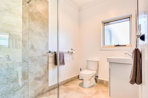 Wintersun Gardens Motel - Australian Directory 16