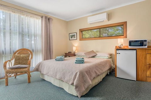 Green Views - Australian Directory 13