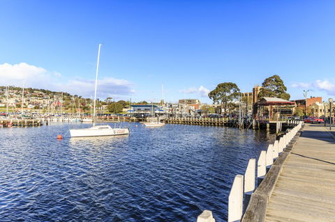Bellerive Marina View Apartments No 28 - Australian Directory 32