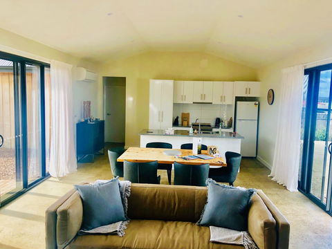 EMBRACING EVANDALE - Hosted By L'Abode Accommodation - Australian Directory 2