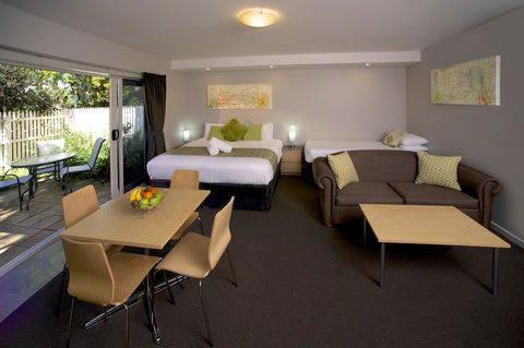 Boathouse Resort Studios And Suites - Australian Directory 20