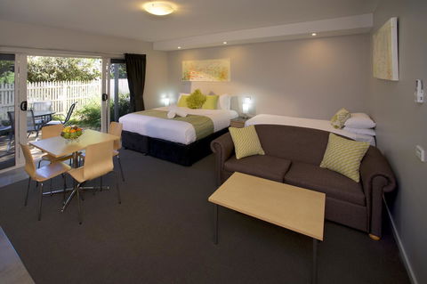 Boathouse Resort Studios And Suites - Australian Directory 11