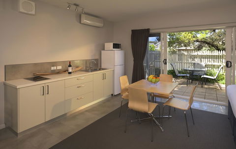 Boathouse Resort Studios And Suites - Australian Directory 21