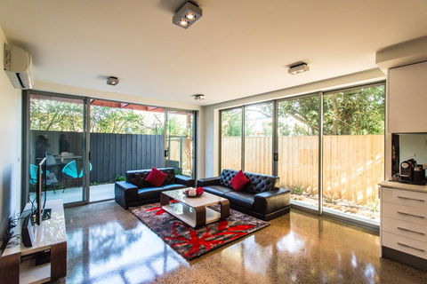 The Waverley International Hotel - Australian Directory 33