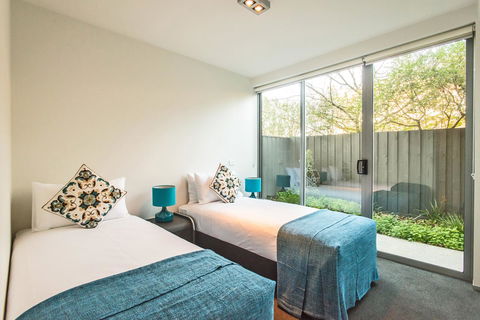 The Waverley International Hotel - Australian Directory 40