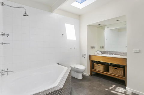 Front Beach House - Australian Directory 22