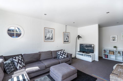 Front Beach House - Australian Directory 10