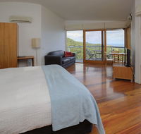 Chris's Beacon Point Restaurant  Villas - Australian Directory