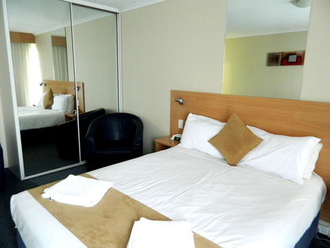 Ciloms Airport Lodge - Australian Directory 25