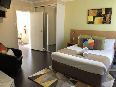 Ciloms Airport Lodge - Australian Directory 2