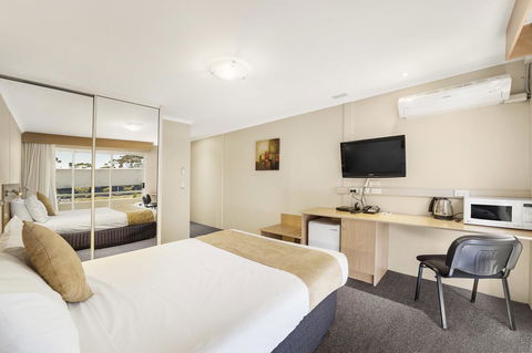 Ciloms Airport Lodge - Australian Directory 28