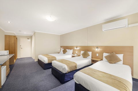 Ciloms Airport Lodge - Australian Directory 36