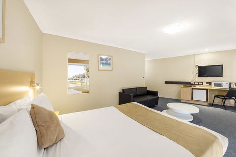 Ciloms Airport Lodge - Australian Directory 42