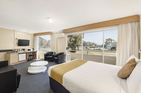 Ciloms Airport Lodge - Australian Directory 6