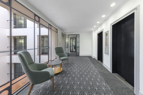 The Savoy Hotel On Little Collins Melbourne - Australian Directory 10