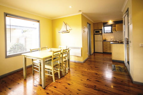 Rayville Boat Houses - Australian Directory 25