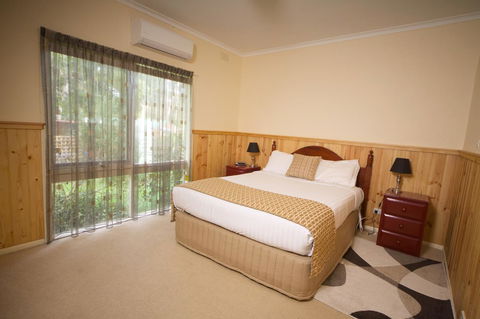Sanctuary House Resort Motel - Australian Directory 13
