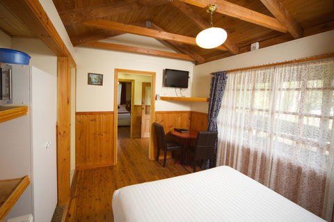 Sanctuary House Resort Motel - Australian Directory 17
