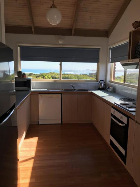 Sunsets On Martyrs Luxury Coastal Beach House Peterborough - Australian Directory 9