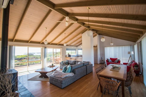 Sunsets On Martyrs Luxury Coastal Beach House Peterborough - Australian Directory 0