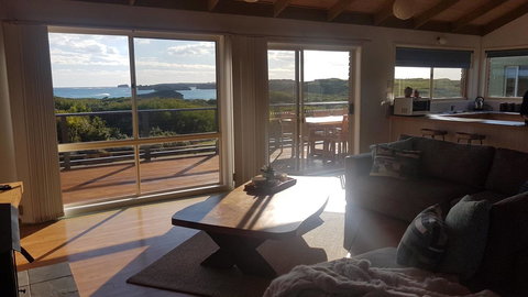 Sunsets On Martyrs Luxury Coastal Beach House Peterborough - Australian Directory 1