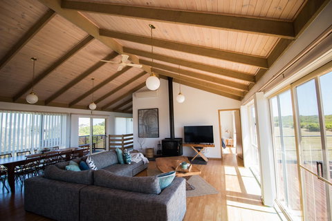 Sunsets On Martyrs Luxury Coastal Beach House Peterborough - Australian Directory 2