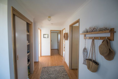 Sunsets On Martyrs Luxury Coastal Beach House Peterborough - Australian Directory 19