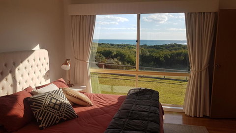 Sunsets On Martyrs Luxury Coastal Beach House Peterborough - Australian Directory 5