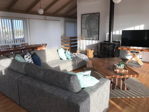 Sunsets On Martyrs Luxury Coastal Beach House Peterborough - Australian Directory 10