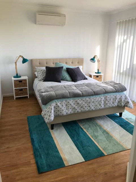 Sunsets On Martyrs Luxury Coastal Beach House Peterborough - Australian Directory 14