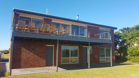 Sunsets On Martyrs Luxury Coastal Beach House Peterborough - Australian Directory 24